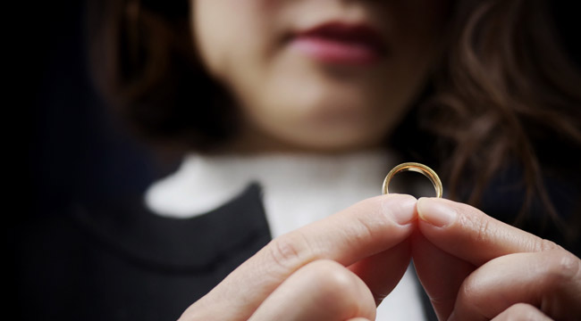 結婚指輪を受け取る女性